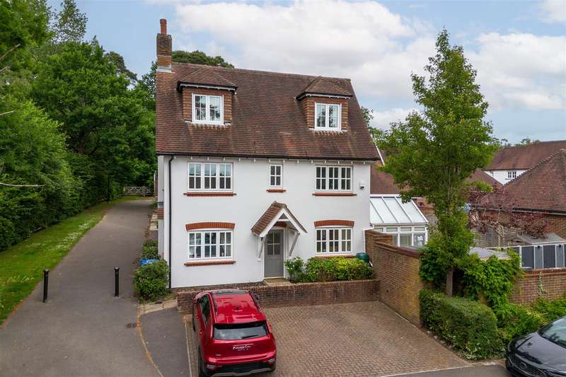 4 Bedrooms Semi Detached House for sale in Cattswood Lane, Bolnore Village, RH16