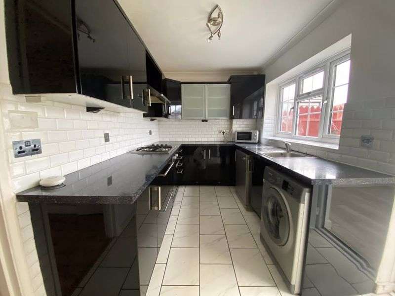 3 Bedrooms Property for rent in Hatton Avenue, Slough, SL2