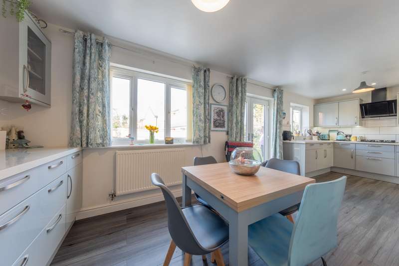 Property for Sale in Bedroom House Detached In Darnhall, Cw7