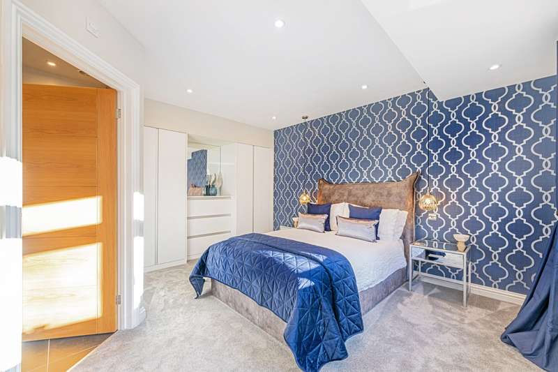 Property for Sale in Lower Wokingham Road, Crowthone, Berkshre, Rg45