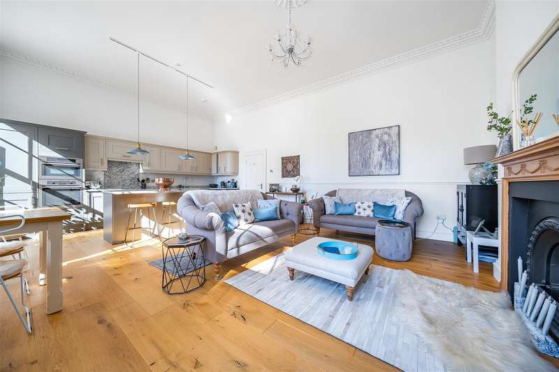 2 Bedrooms Flat for sale in Portland Square, Bristol, BS2