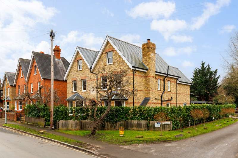 6 Bedrooms Detached House for sale in Montagu Road Datchet, Berkshire, SL3