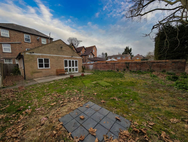 2 Bedrooms Detached Bungalow for rent in Shakespeare Road, Bedford, MK40
