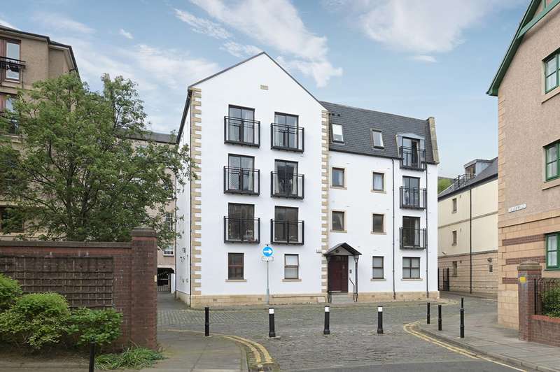 2 Bedrooms Flat