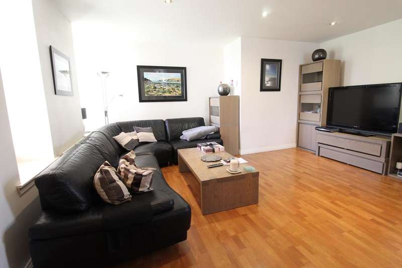 3 Bedrooms Flat for rent in Woodlands Avenue, Cults, AB15