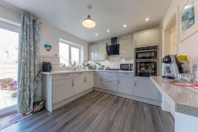 Property for Sale in Bedroom House Detached In Darnhall, Cw7