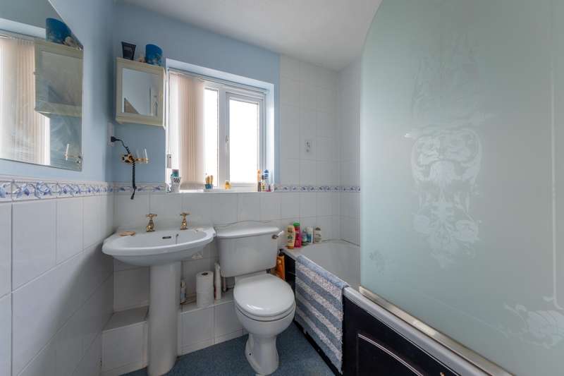 Property for Sale in Bedroom House Detached In Darnhall, Cw7