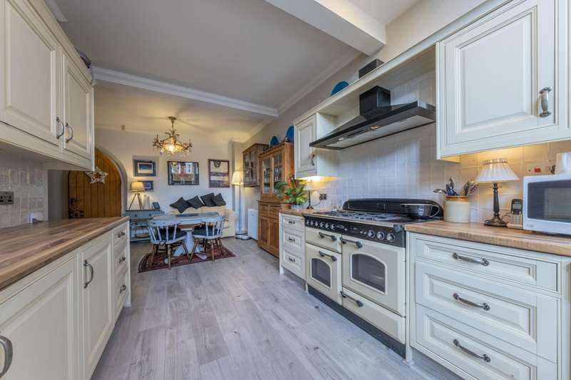 Property for Sale in Bedroom House Semi Detached In Davenham, Cw9