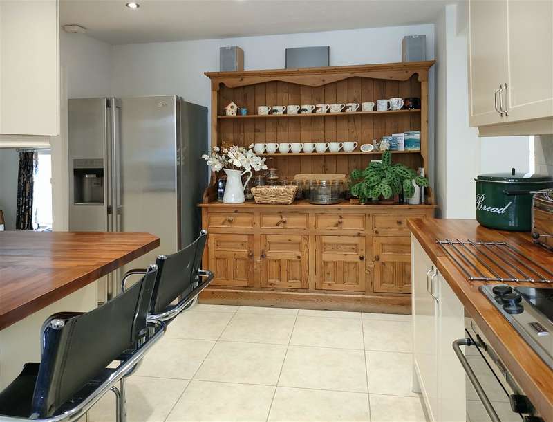 Property for Sale in Goodwood Close, Midhurst, Gu29