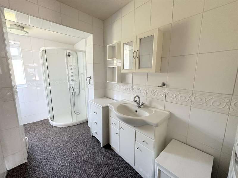 Property for Sale in Woodfield Drive, Swadlincote, De11