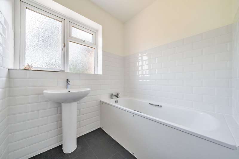 Property for Sale in Lovelace Drive, Pyrford, Surrey, Gu22