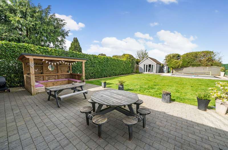 Property for Sale in Portsmouth Road, Horndean, Po8