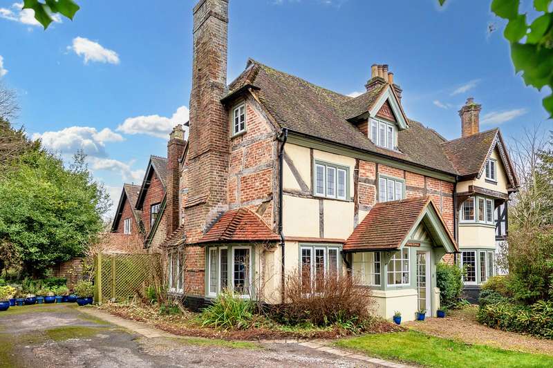 6 Bedrooms Property for sale in The Street, Betchworth, RH3