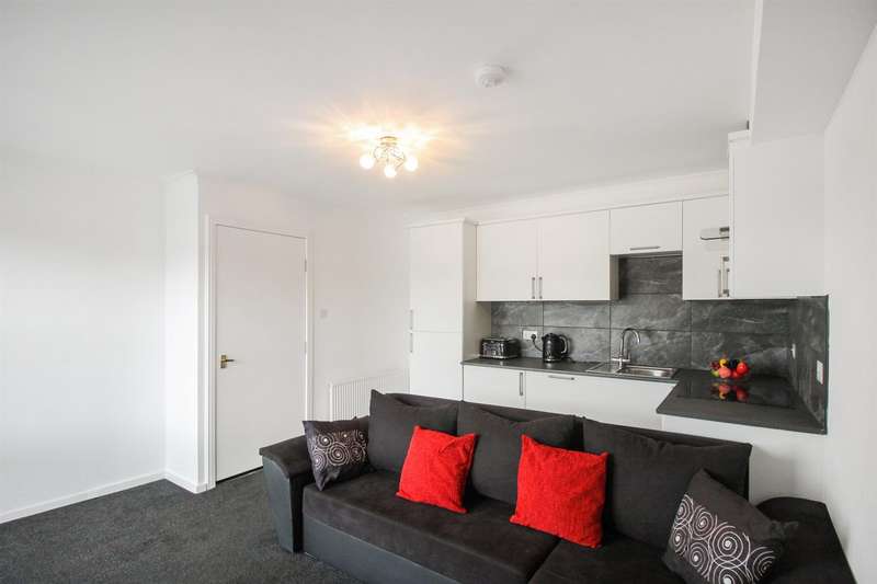 3 Bedrooms Flat for rent in Roslin Place, Aberdeen, AB24
