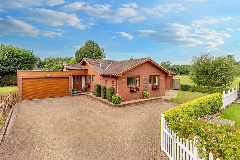 4 Bedrooms Bungalow for sale in Warltersville Way, Horley, RH6