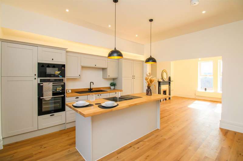 4 Bedrooms Semi Detached House for sale in The Mount, Normanton, WF6