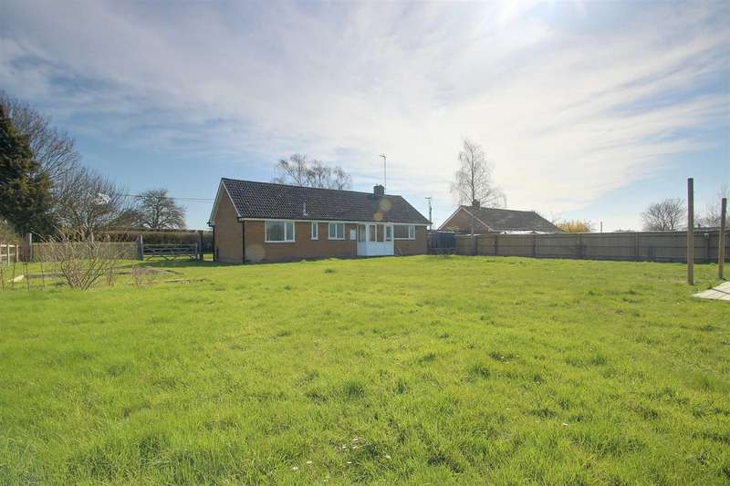 3 Bedrooms Detached Bungalow for rent in South End Lane, Northall, LU6