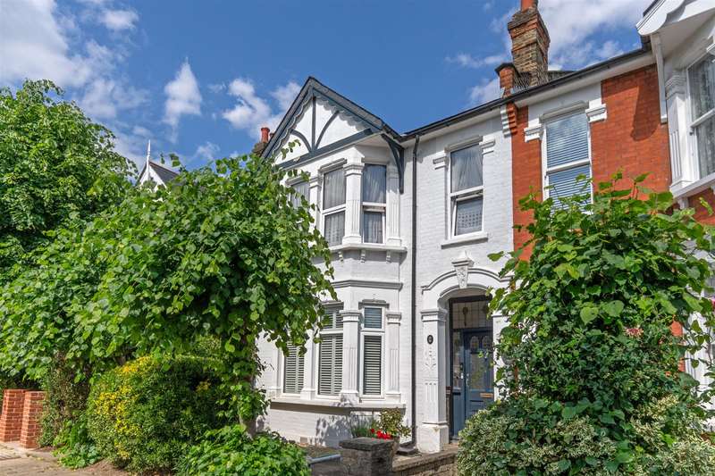 2 Bedrooms Flat for sale in Wanstead Park Avenue, Aldersbrook, E12