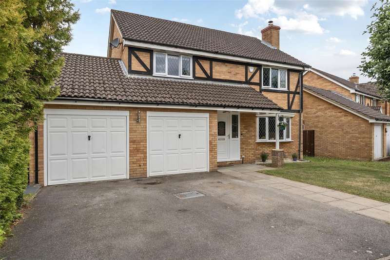 4 Bedrooms Detached House for sale in Greenfinch Close, Crowthorne, Berkshire, RG45