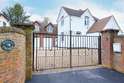 4 Bedrooms House
