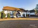 6 Bedrooms House