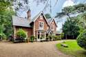 6 Bedrooms House