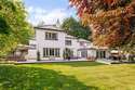5 Bedrooms Property