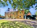 5 Bedrooms Detached House