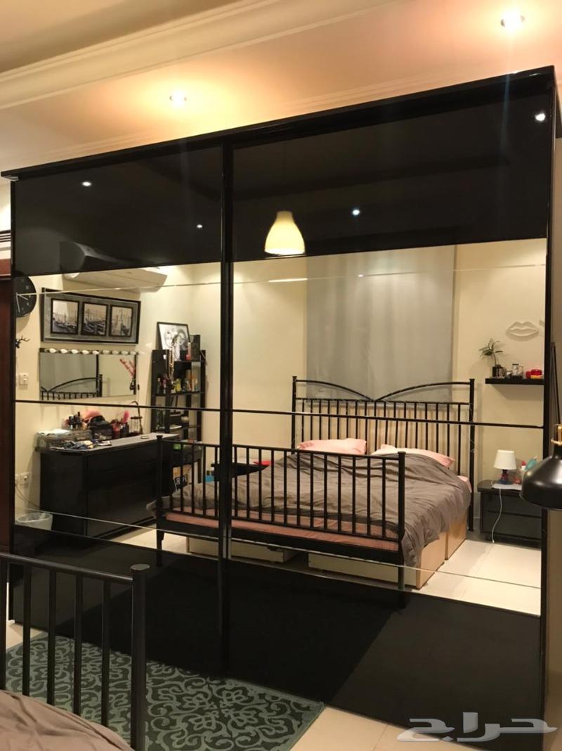 غرفة نوم موضح بالصورة