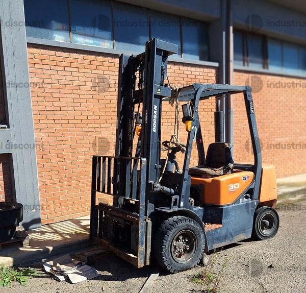 22#10019 Carrello elevatore Doosan in vendita - foto 1