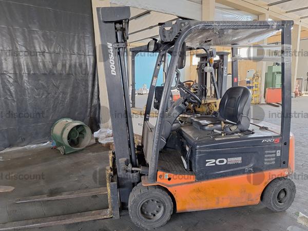 Carrelli elevatori in vendita