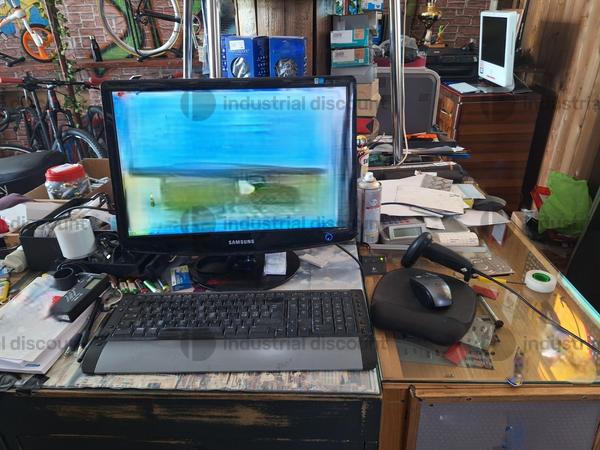 19#10154 Arredamento negozio e attrezzatura informatica in vendita - foto 4