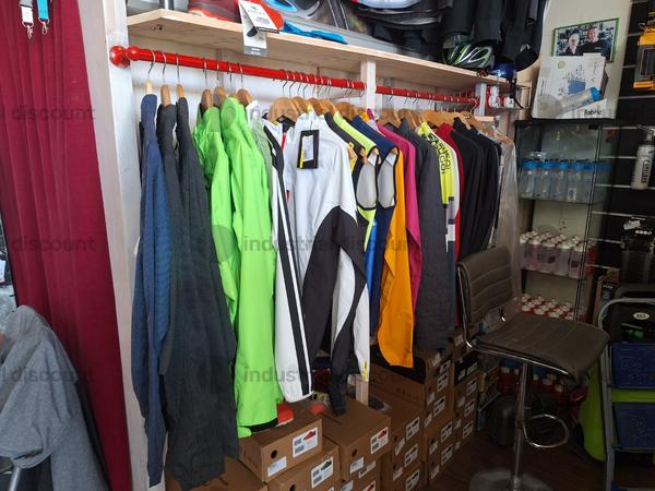 Abbigliamento in vendita