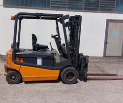 Still and Linde forklifts and Expo srl wine display cases - Lot 0 (Auction 10277)