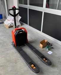 Toyota electric pallet truck - Lot 26 (Auction 10277)