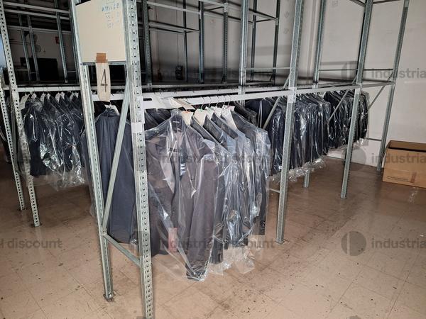 Abbigliamento in vendita