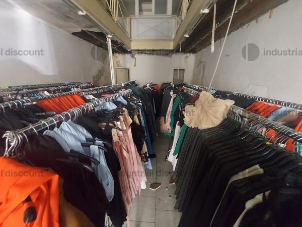 Abbigliamento in vendita
