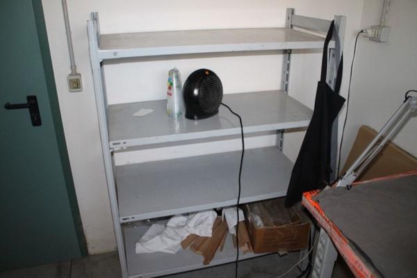 83#1137 Tavoli da lavoro e scaffalatura in vendita - foto 2