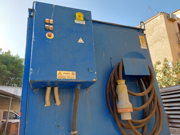 3#12020 Macchine per aspirazione solventi, apparecchiature di vario genere con ricambi e blocco arredi in vendita - foto 4