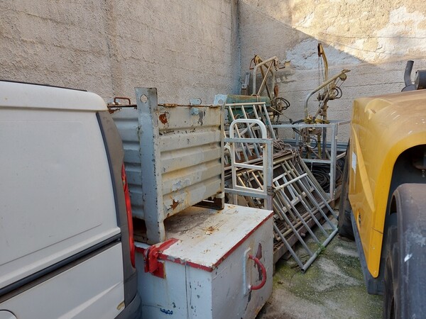 3#12020 Macchine per aspirazione solventi, apparecchiature di vario genere con ricambi e blocco arredi in vendita - foto 5