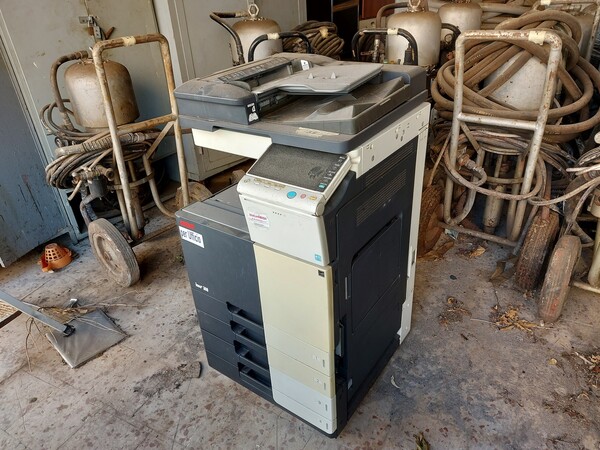 3#12020 Macchine per aspirazione solventi, apparecchiature di vario genere con ricambi e blocco arredi in vendita - foto 10