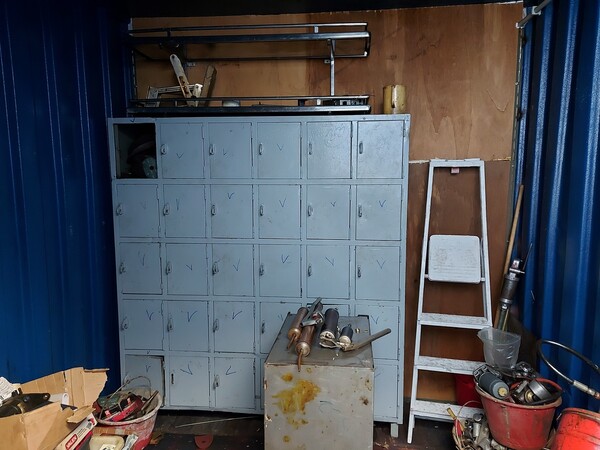 5#12020 Container in metallo, apparecchiature da lavoro con ricambi e indumenti da lavoro in vendita - foto 7