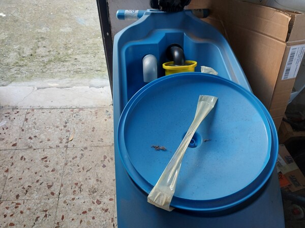 5#12020 Container in metallo, apparecchiature da lavoro con ricambi e indumenti da lavoro in vendita - foto 10