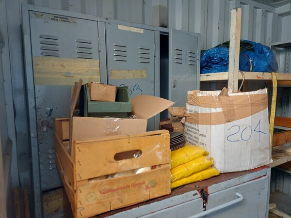 5#12020 Container in metallo, apparecchiature da lavoro con ricambi e indumenti da lavoro in vendita - foto 14