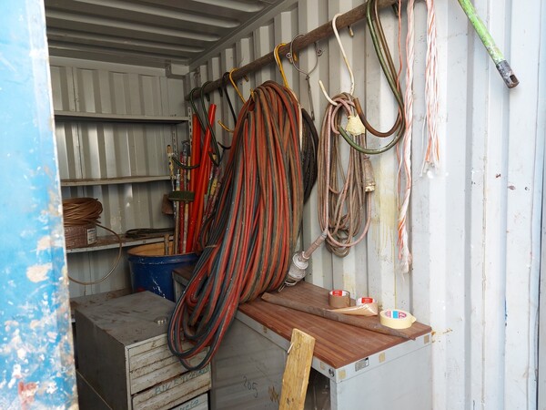 5#12020 Container in metallo, apparecchiature da lavoro con ricambi e indumenti da lavoro in vendita - foto 15