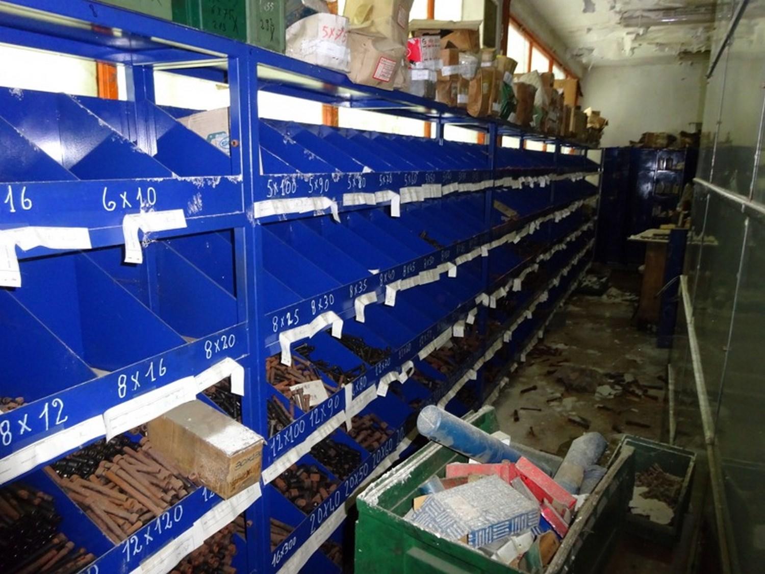 Lot Spare parts warehouse