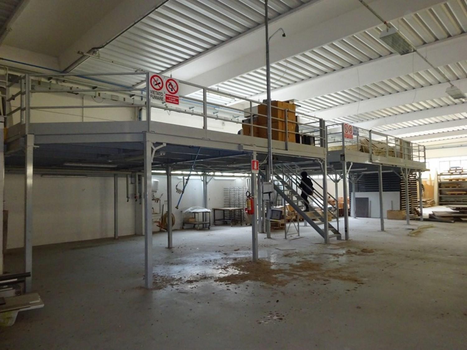 Lot Modular freestanding mezzanine