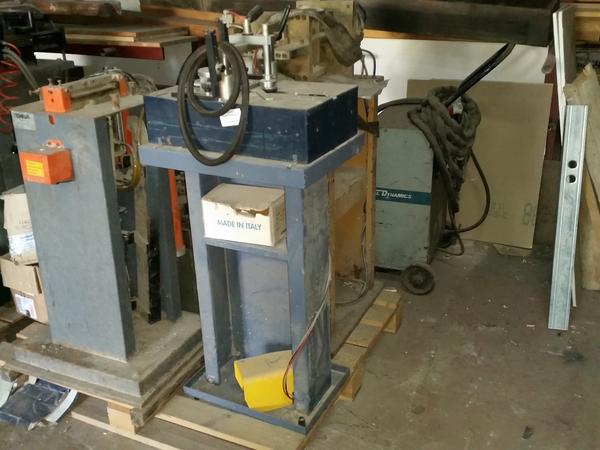 11#2310 Banco da lavoro e punzonatrici in vendita - foto 4