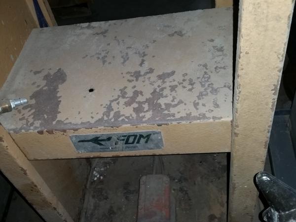 11#2310 Banco da lavoro e punzonatrici in vendita - foto 11