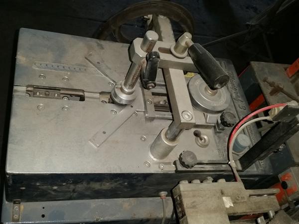 11#2310 Banco da lavoro e punzonatrici in vendita - foto 16